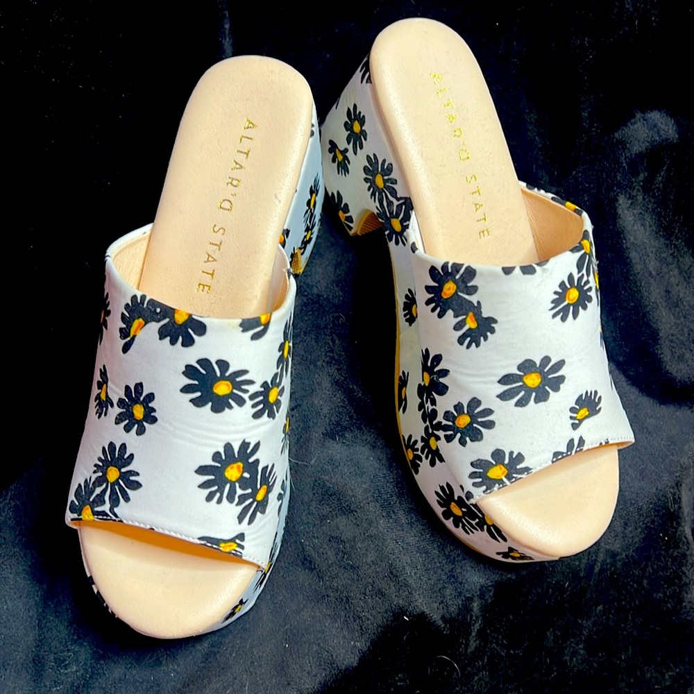 Floral black and white daisy platform clogs, size 8 NEW
